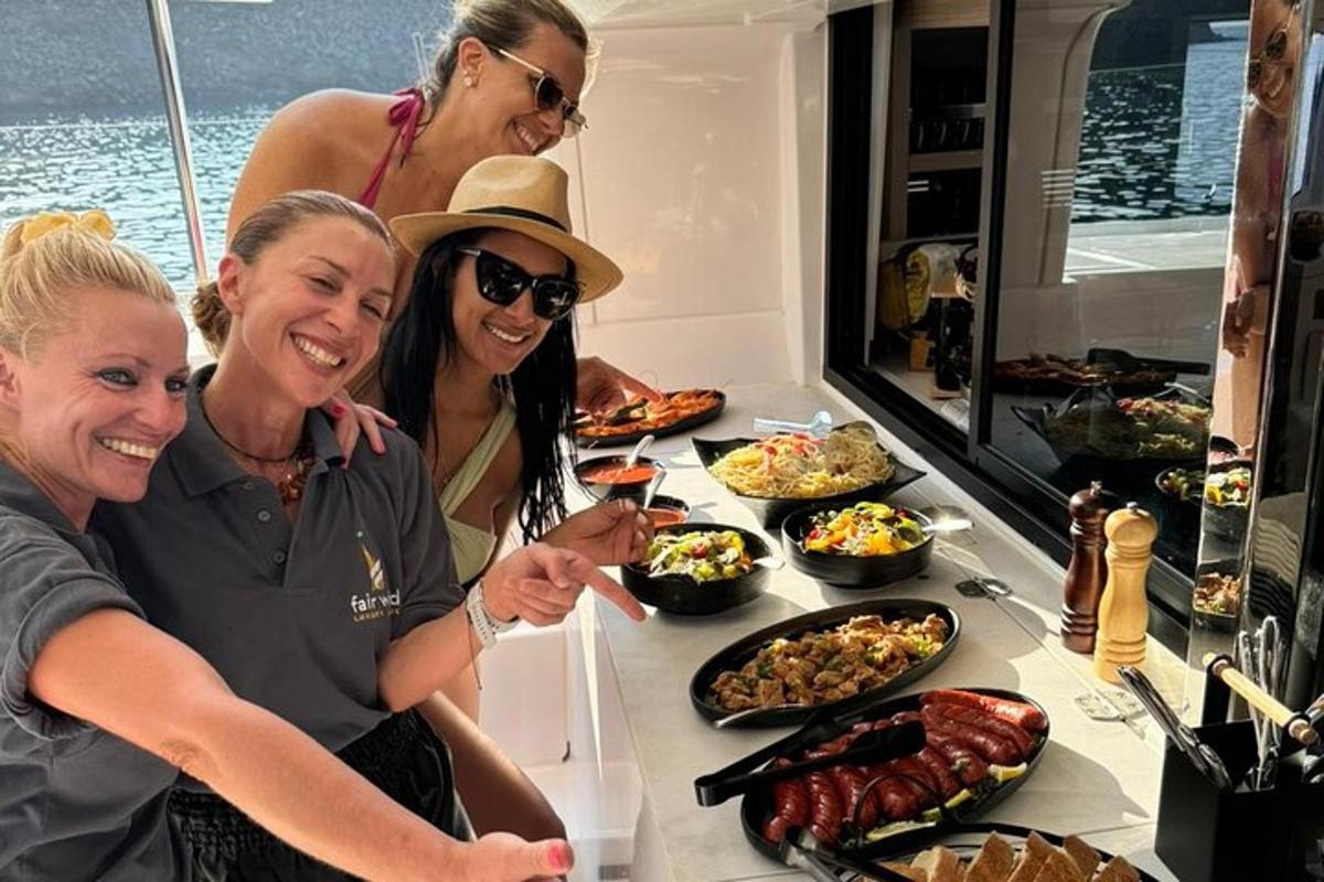 un gruppo di donne in piedi attorno a un tavolo con del cibo