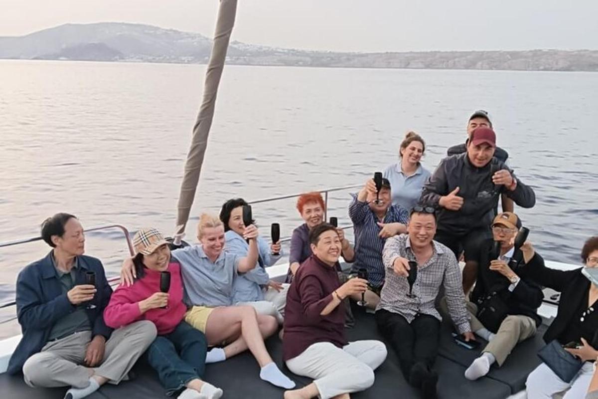 skupina lidí pózujících pro fotografii na lodi