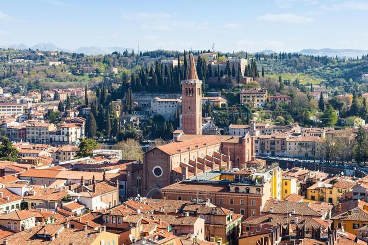 una vista aerea di una città con una chiesa