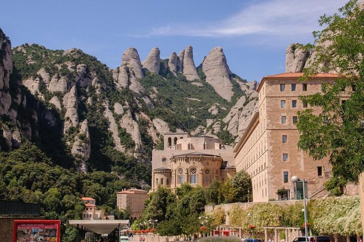um edifício em frente a uma montanha com pedras