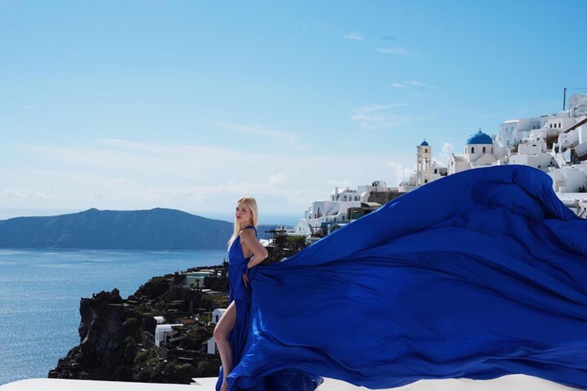 seorang wanita duduk di atas tebing memegang bendera biru