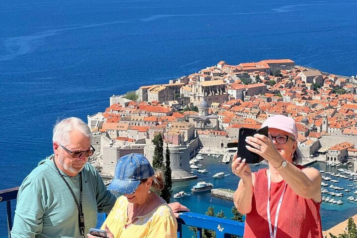 bir şehrin fotoğrafını çeken birkaç kişi
