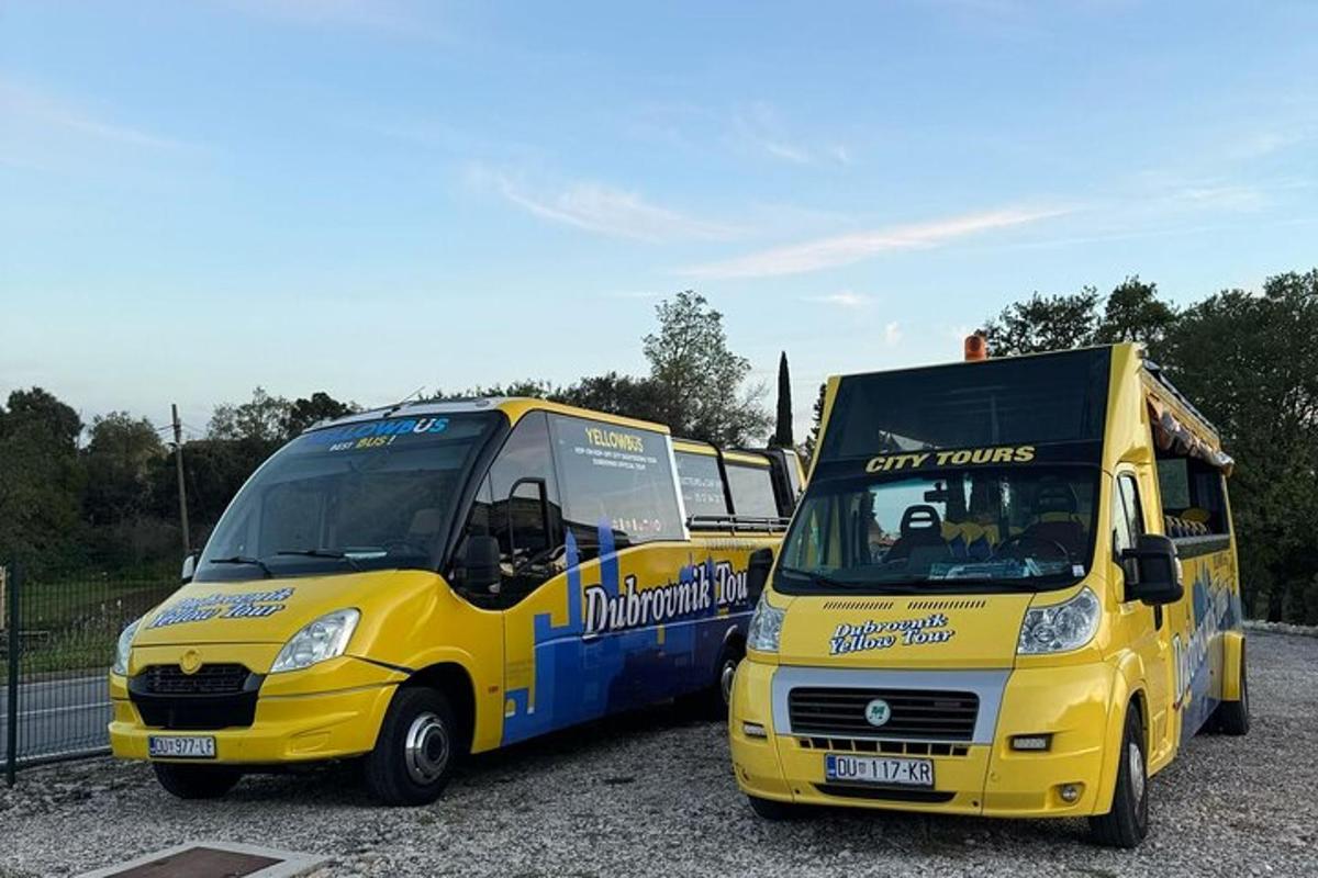 to matvogner parkert ved siden av en buss