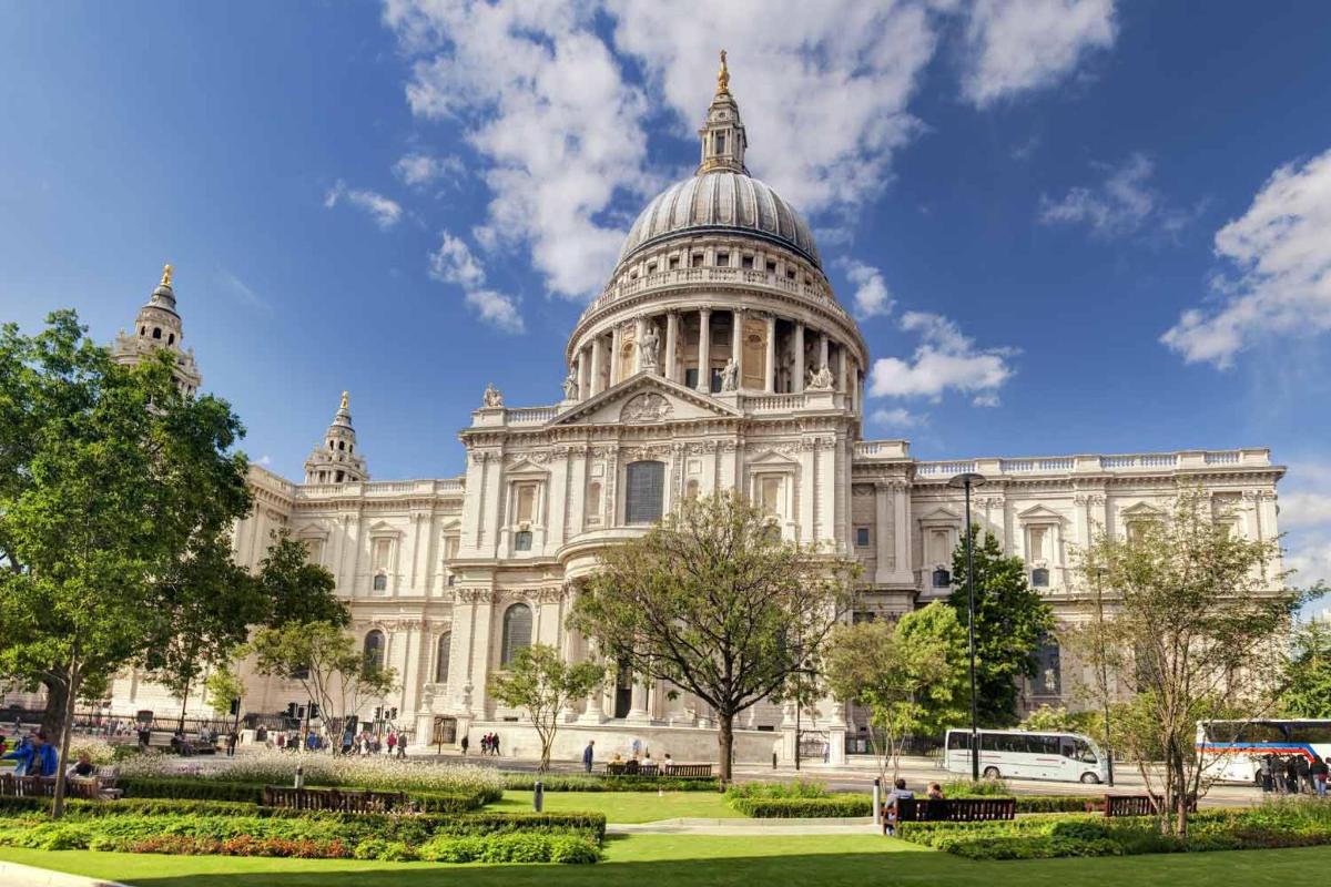 un grande edificio con una cupola in cima
