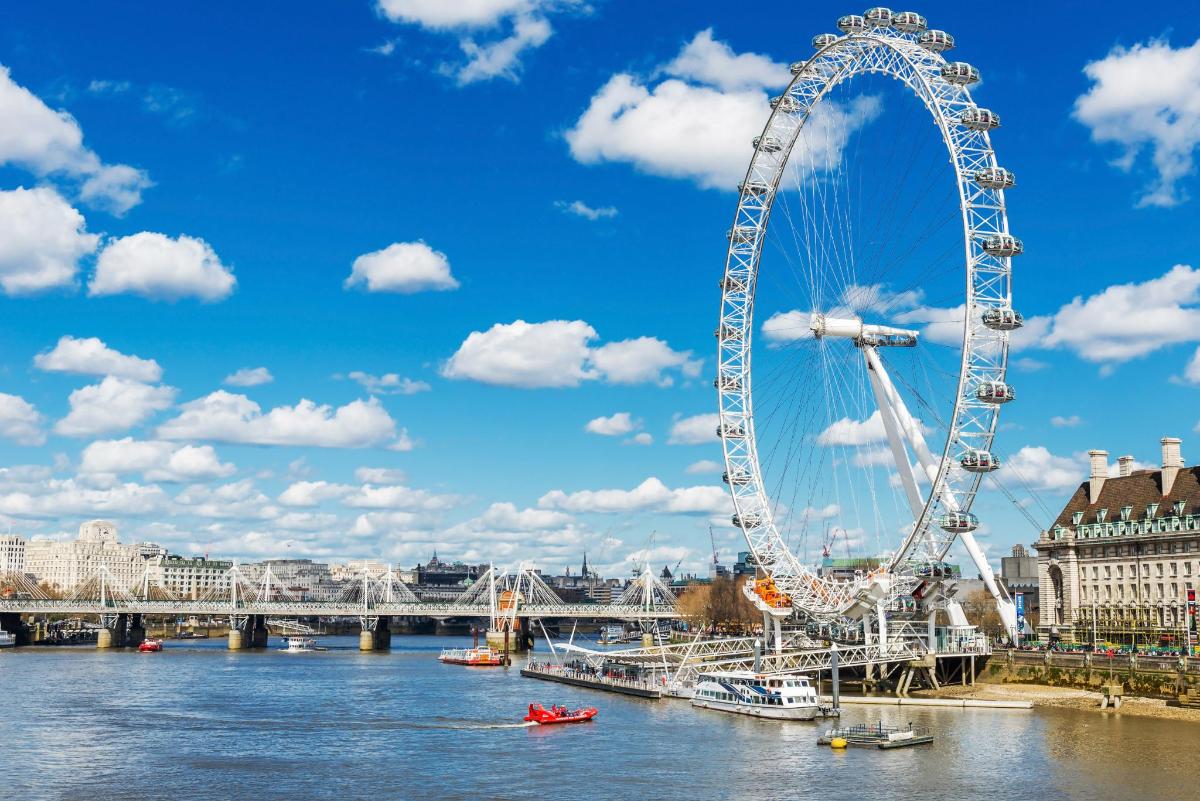 una ruota panoramica su un fiume in una città