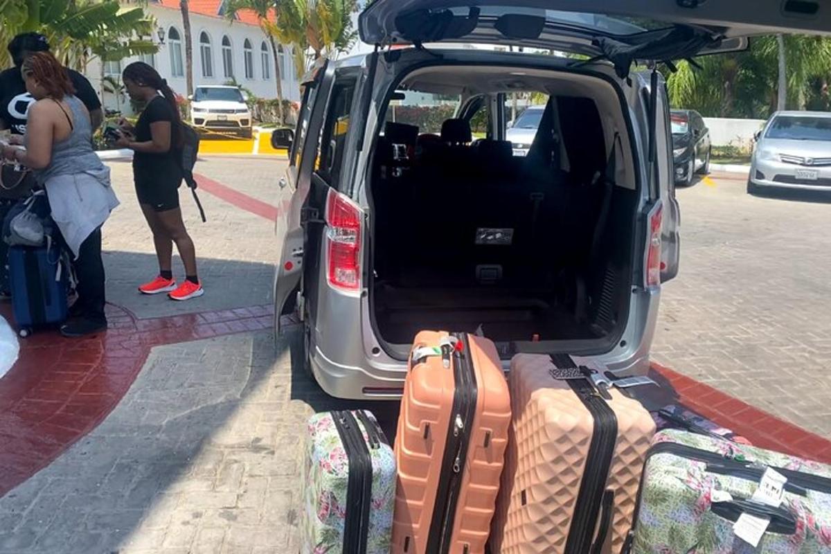 kombi z odprtim prtljažnikom in prtljago v njem