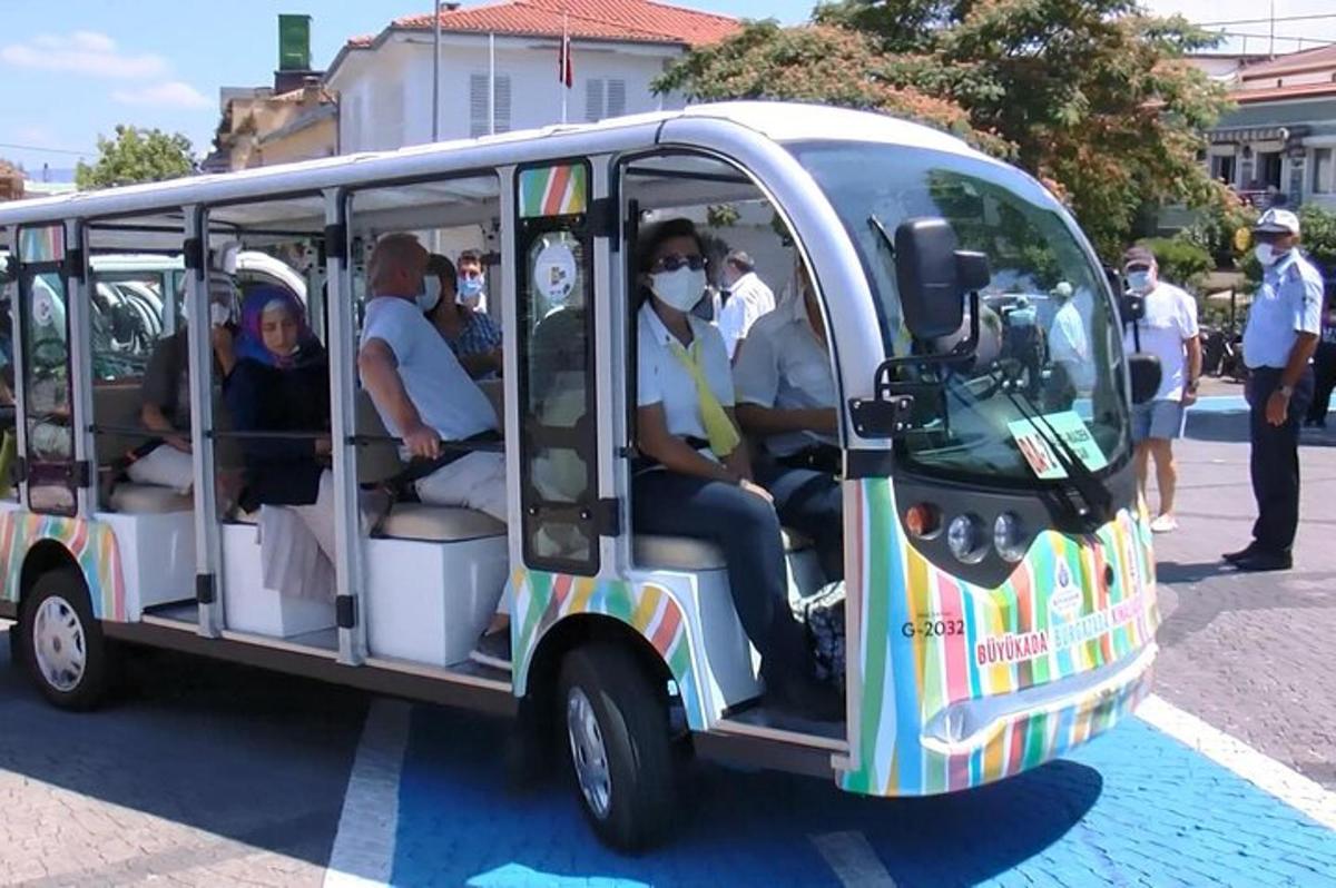 un autobuz cu oameni așezați în spate