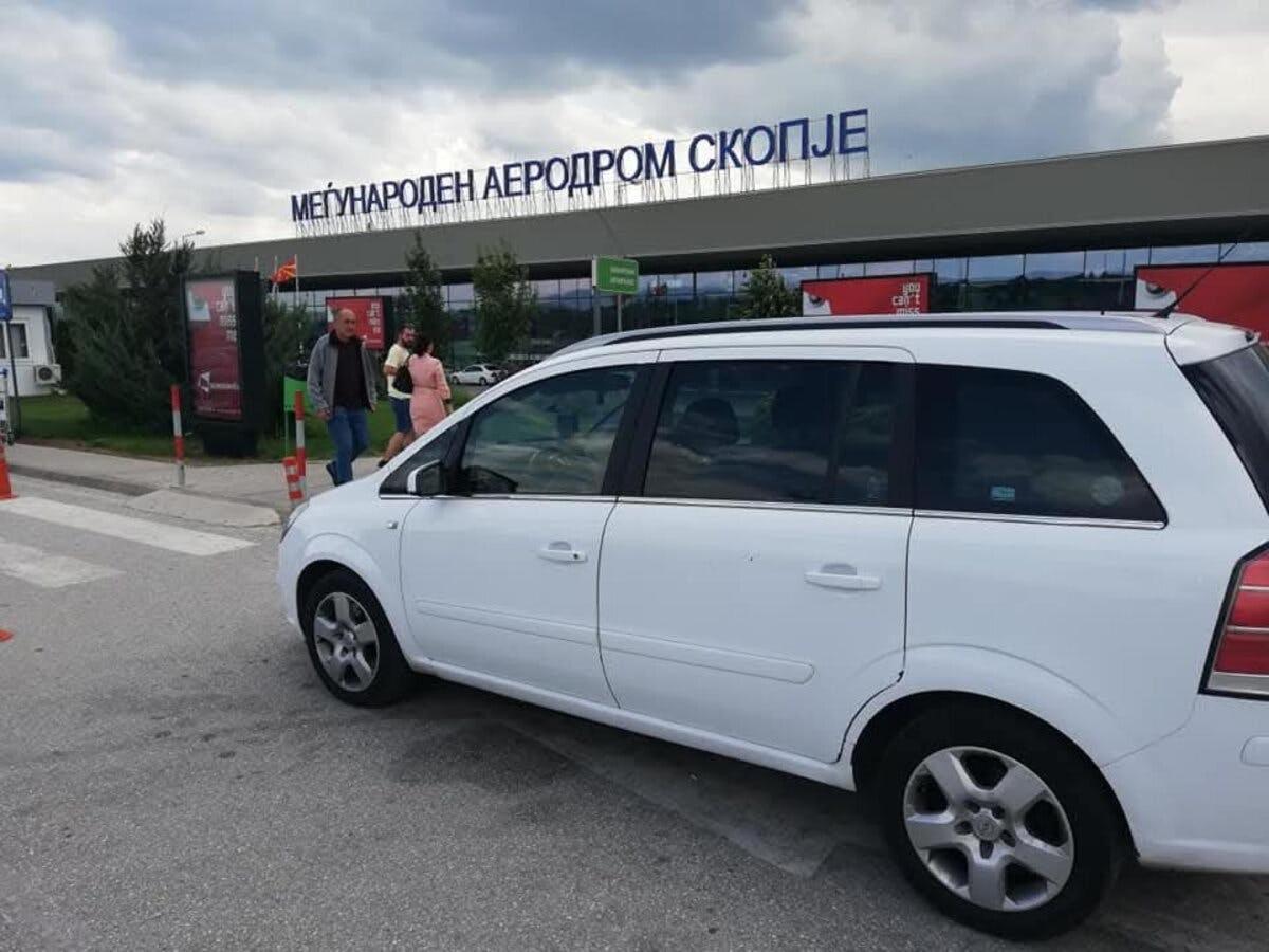 ein weißes Auto steht auf einem Parkplatz