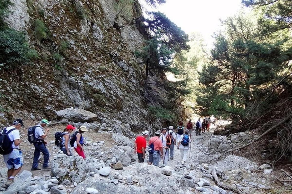 skupina lidí jdoucích po kamenité stezce