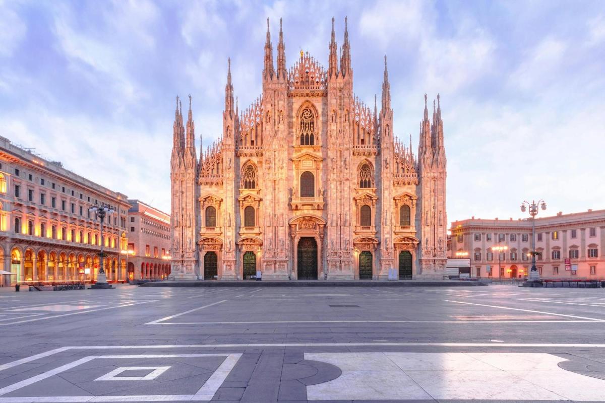 un grande edificio con una grande cattedrale