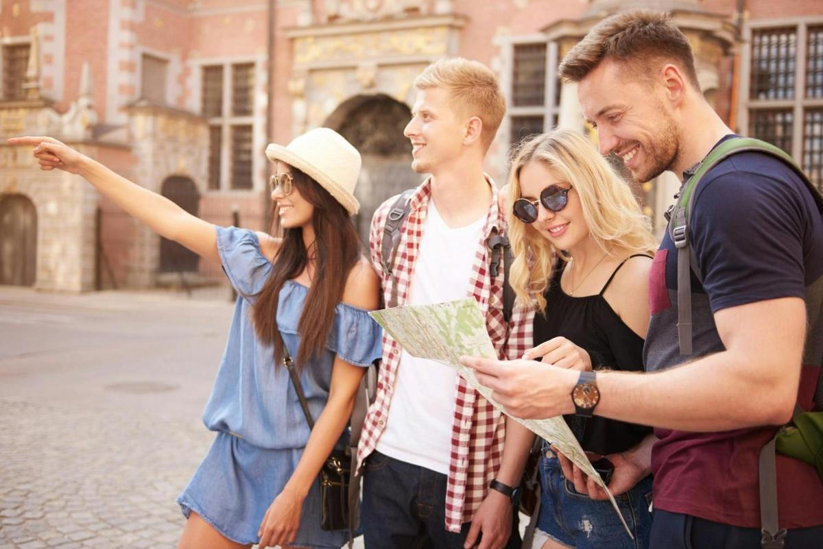 một nhóm người đang nhìn vào bản đồ