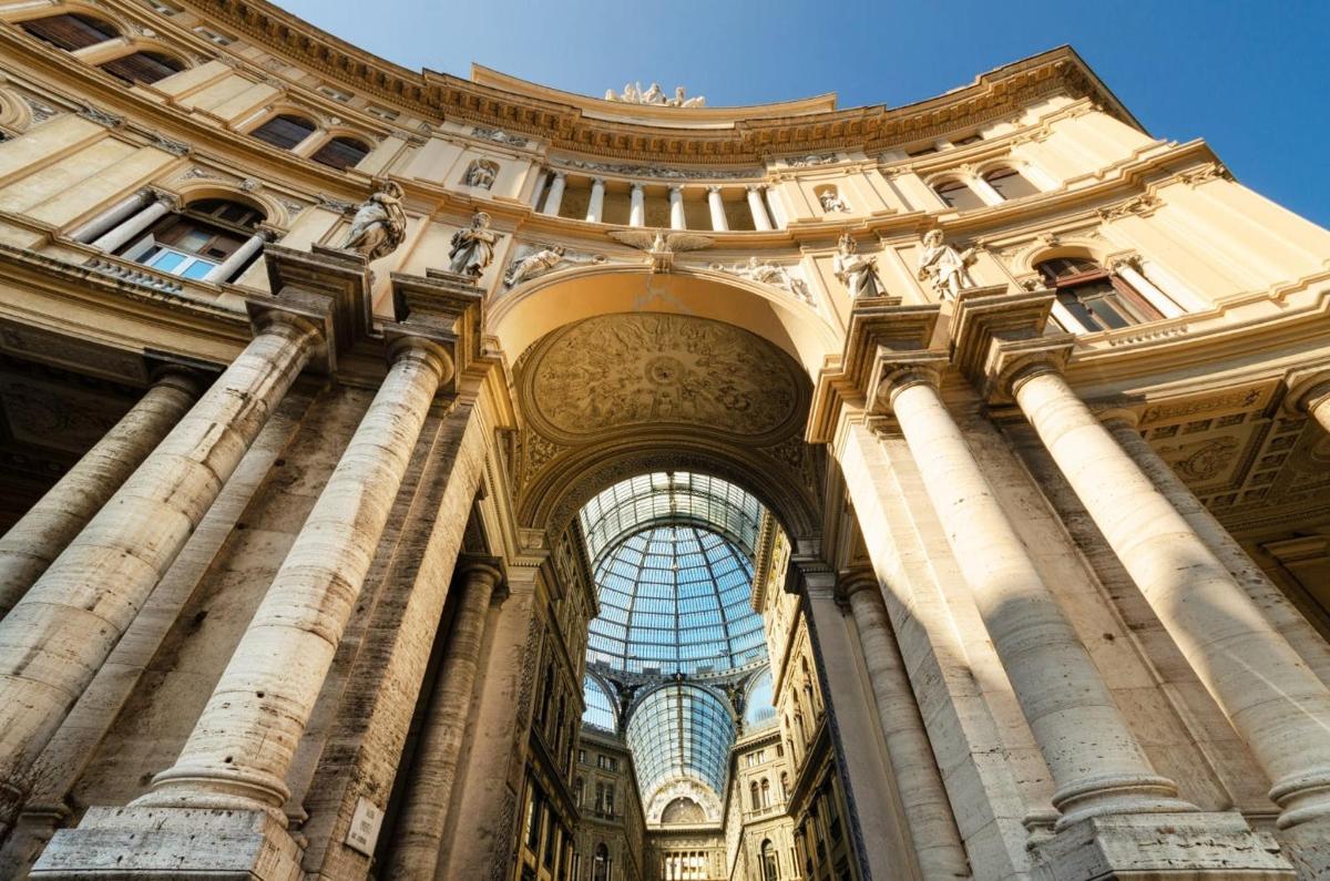 un edificio con un arco con una finestra di vetro