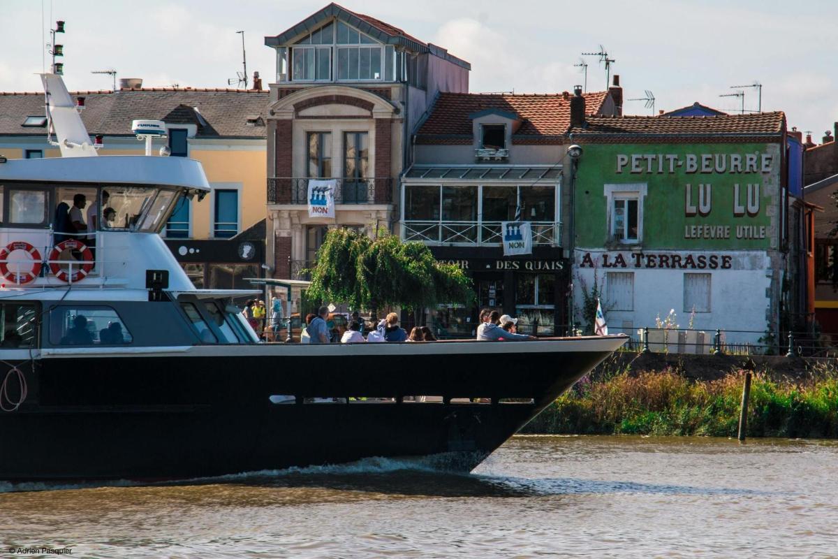 a boat in the water in front of a building