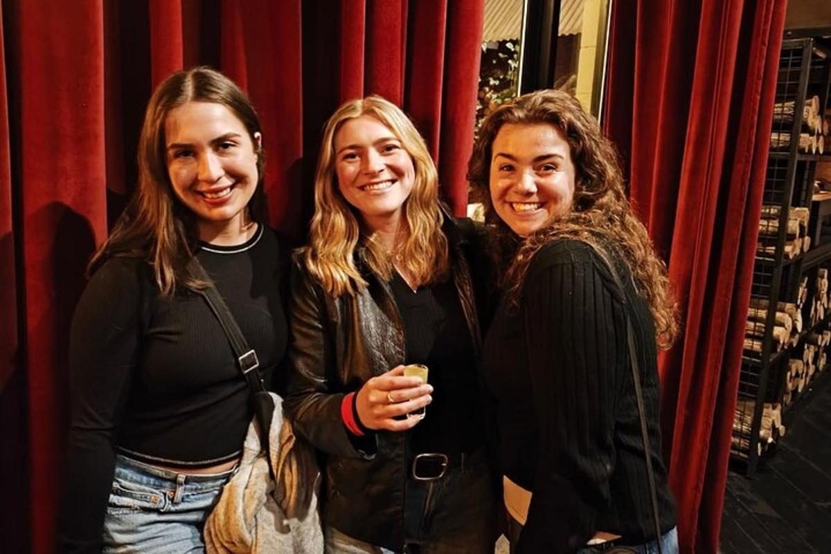 tre donne sono in piedi una accanto all'altra