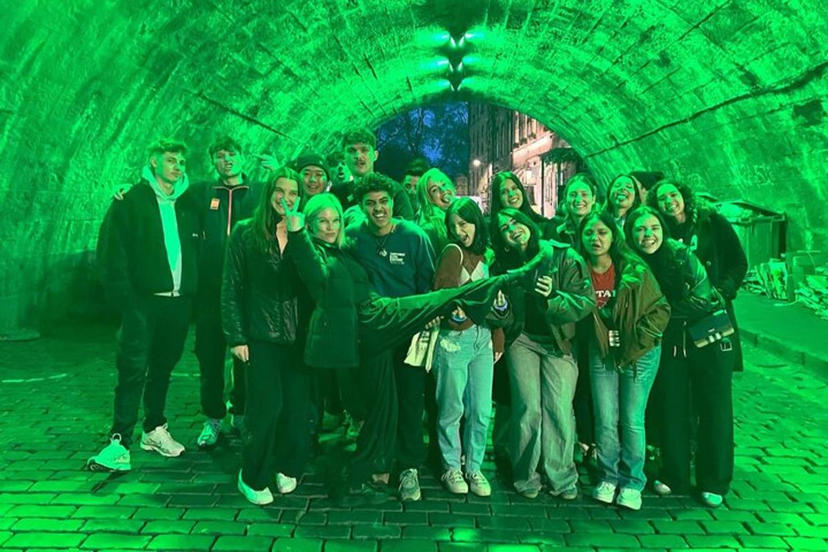 un gruppo di persone in posa per una foto in un tunnel