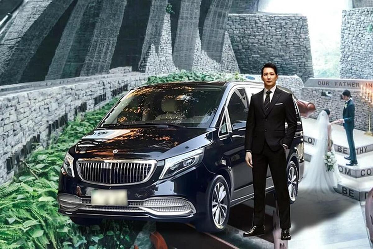 um homem de terno parado ao lado de um carro