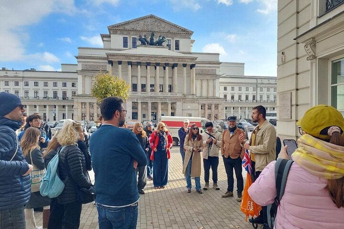 um grupo de pessoas em pé em frente a um prédio