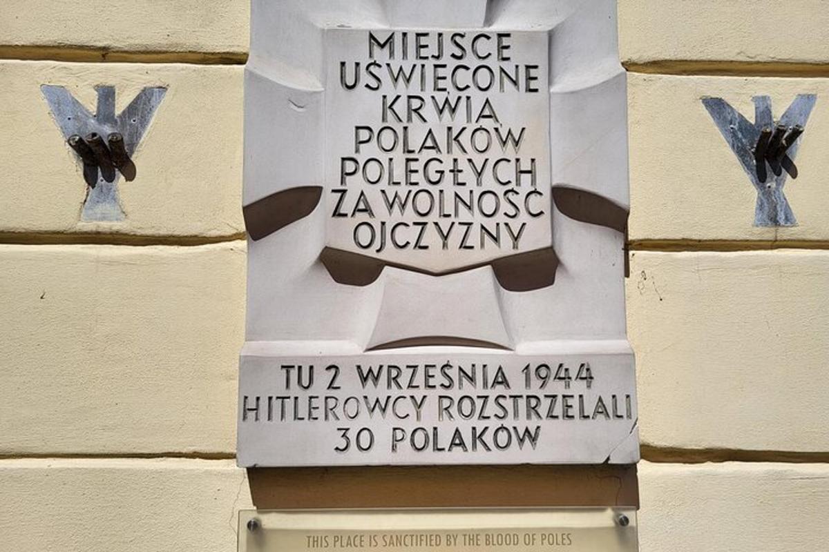 uma placa na lateral de um prédio