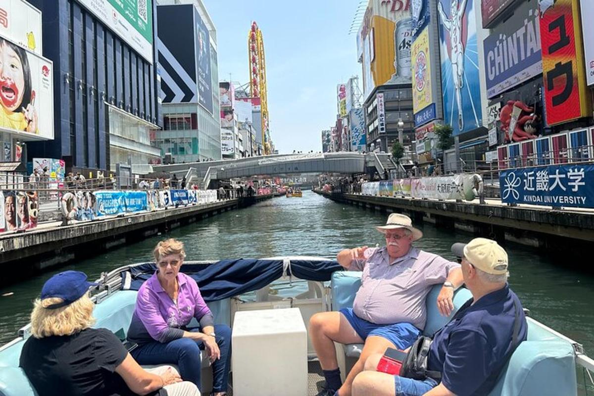 運河のボートに座っている人々のグループ