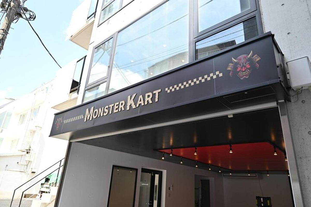 budova s nápisem Monster Kart