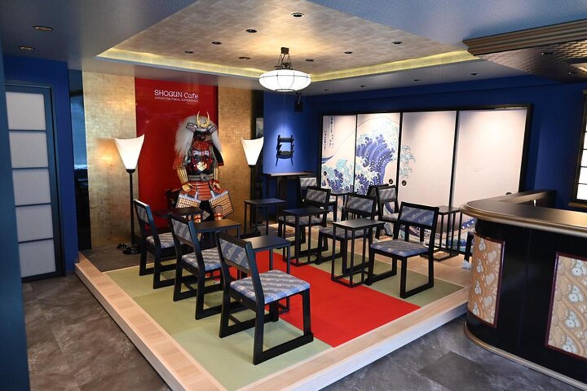 restaurace s hromadou židlí a barem