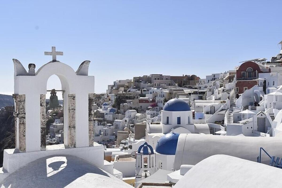 uma vista de uma aldeia com uma igreja e uma cruz