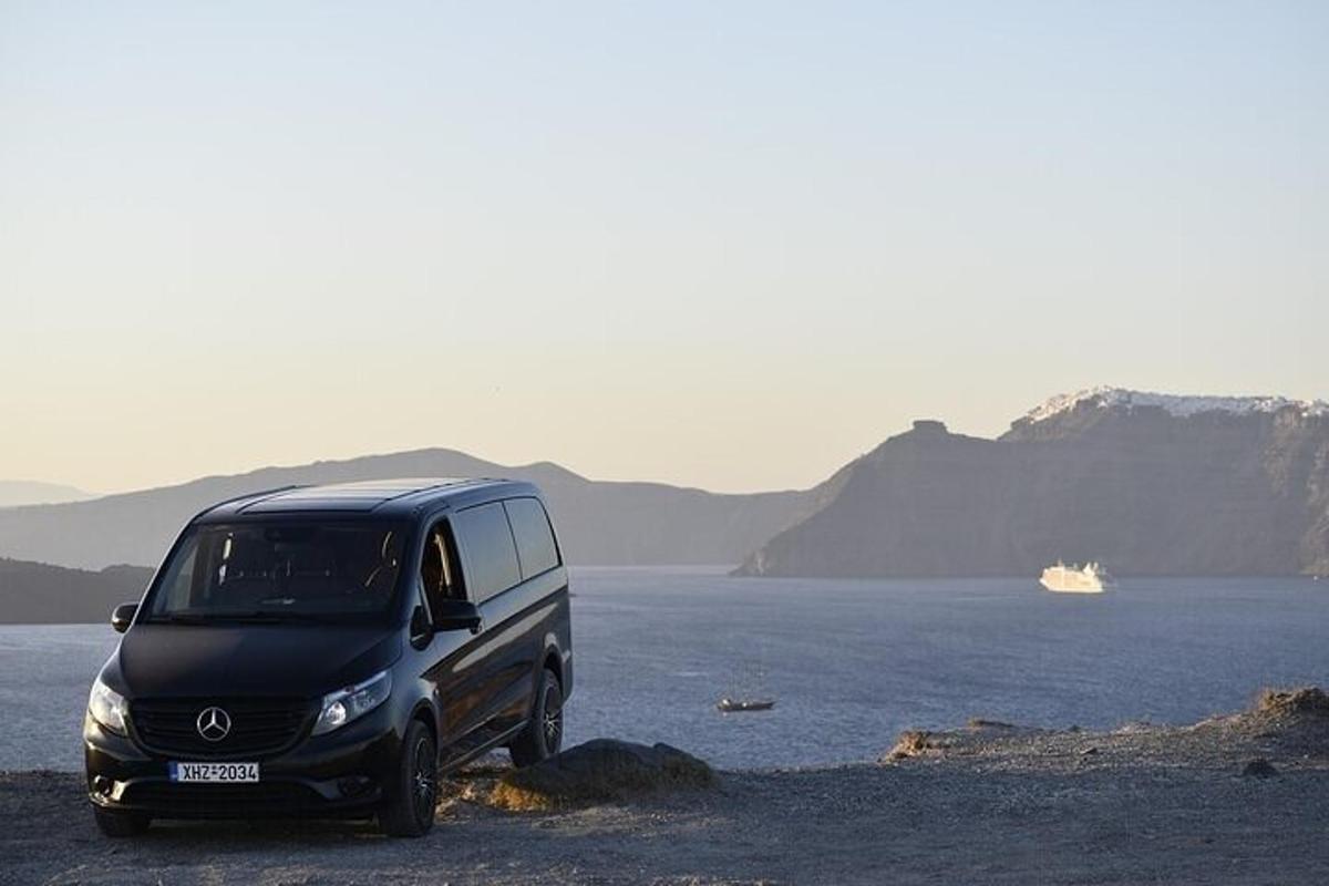Una camioneta negra estacionada junto a un cuerpo de agua