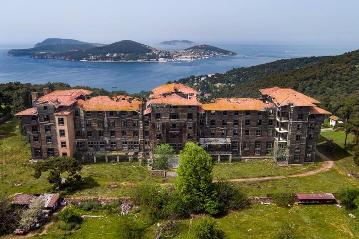 un grande edificio in cima a una collina vicino all'acqua