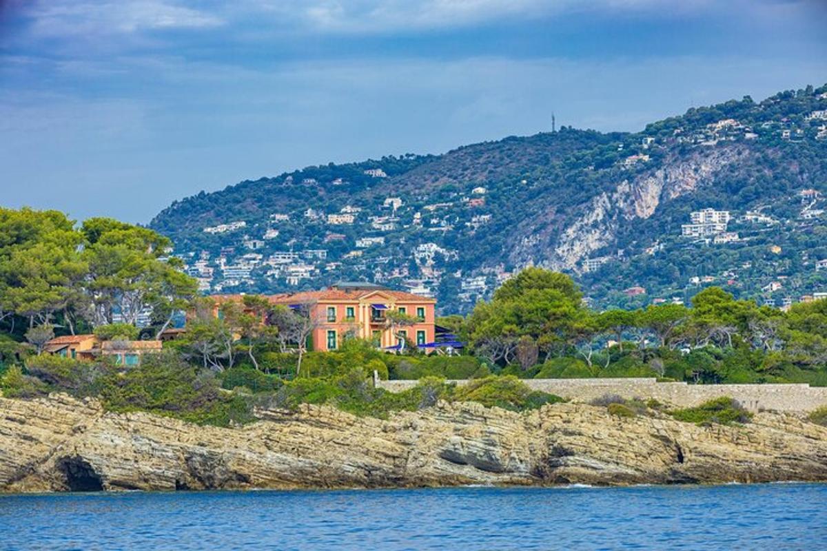 una casa su una collina vicino a uno specchio d'acqua