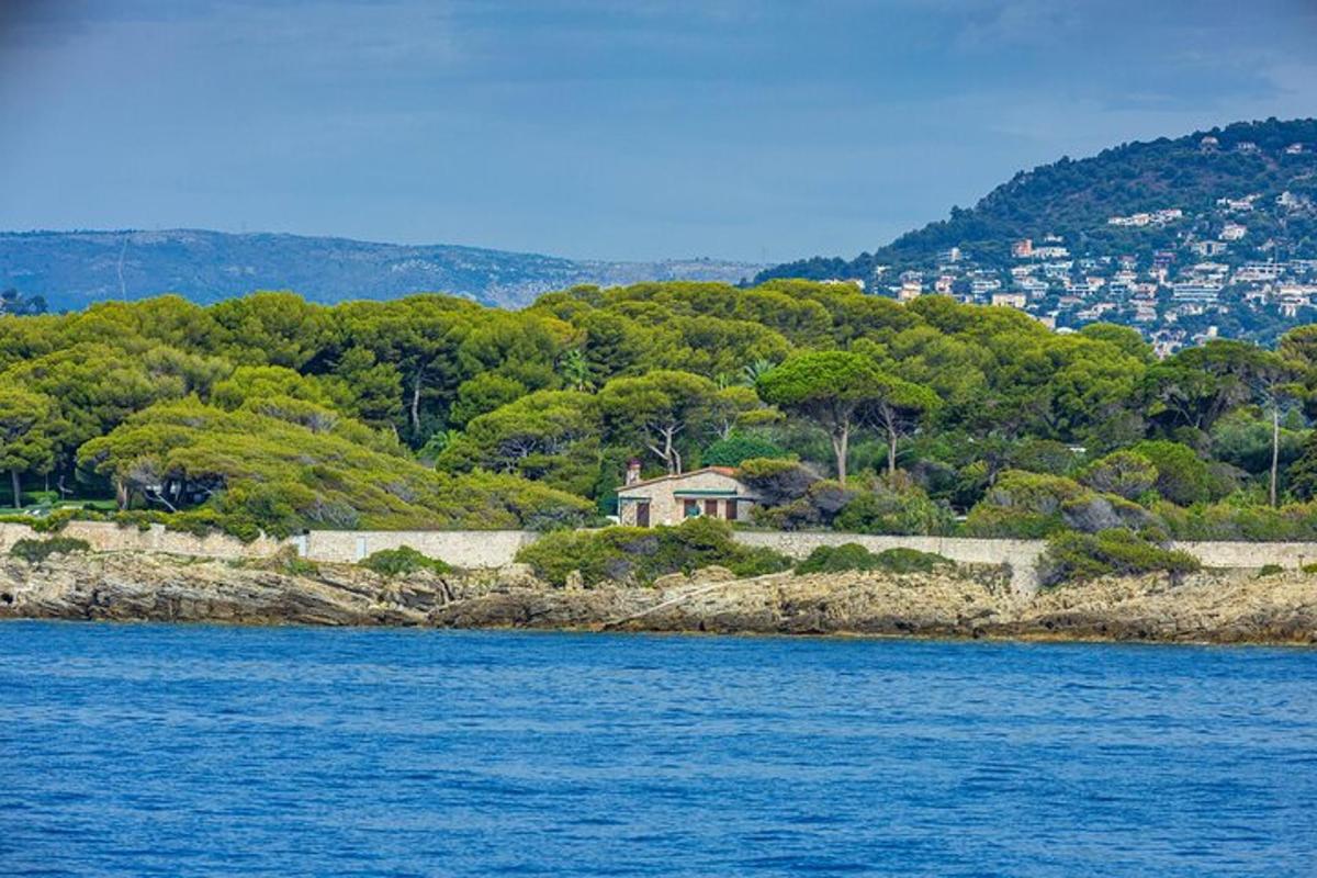 una casa sulla riva di uno specchio d'acqua
