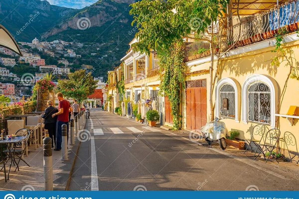 una strada a Positano con persone che camminano lungo la strada