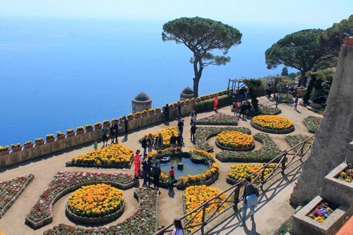 um grupo de pessoas caminhando por um jardim com flores