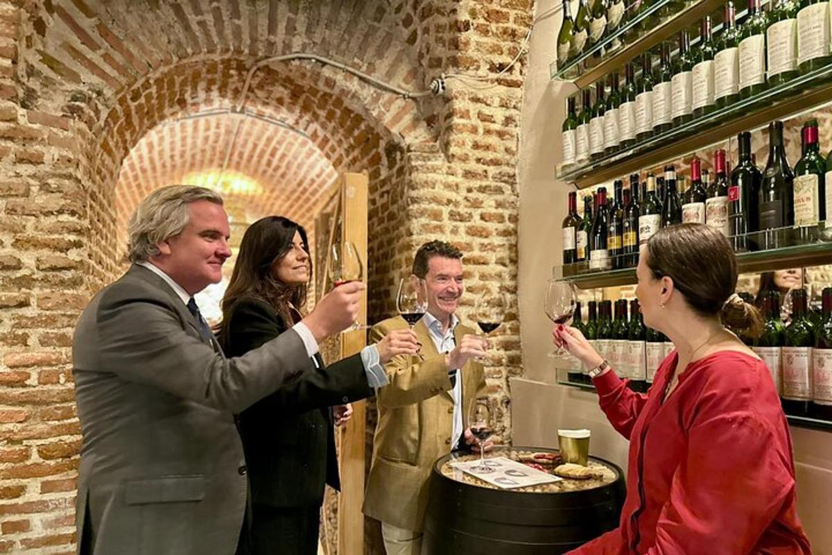un grup de persones bevent vi en un bar