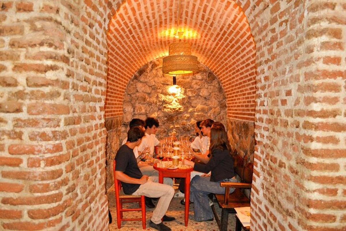 un grup de persones assegudes a una taula en un restaurant