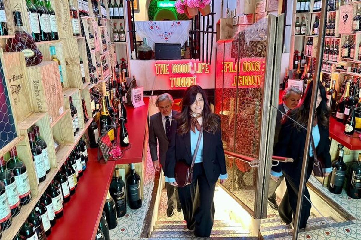 una dona camina per una botiga de vins