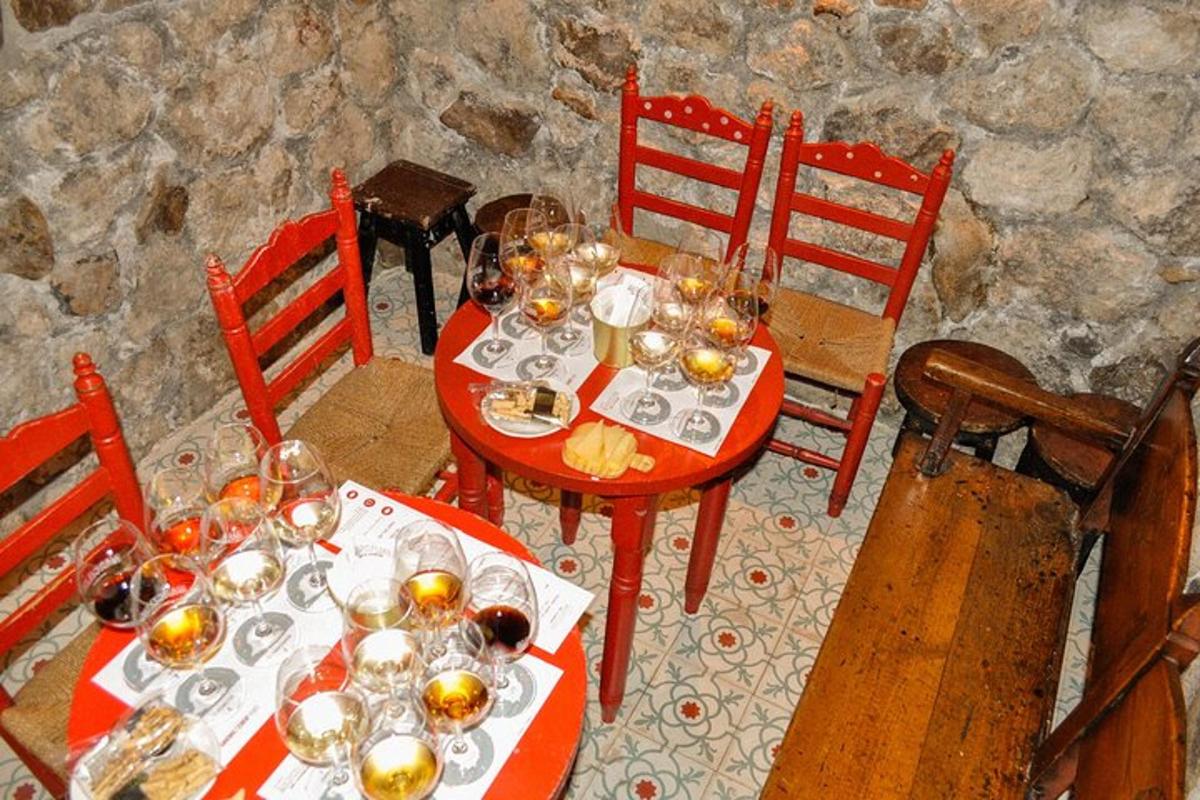 una taula vermella amb copes de vi a sobre