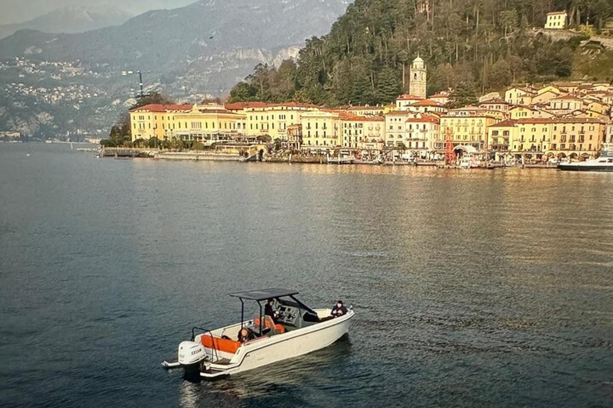 una barca in acqua con una città sullo sfondo