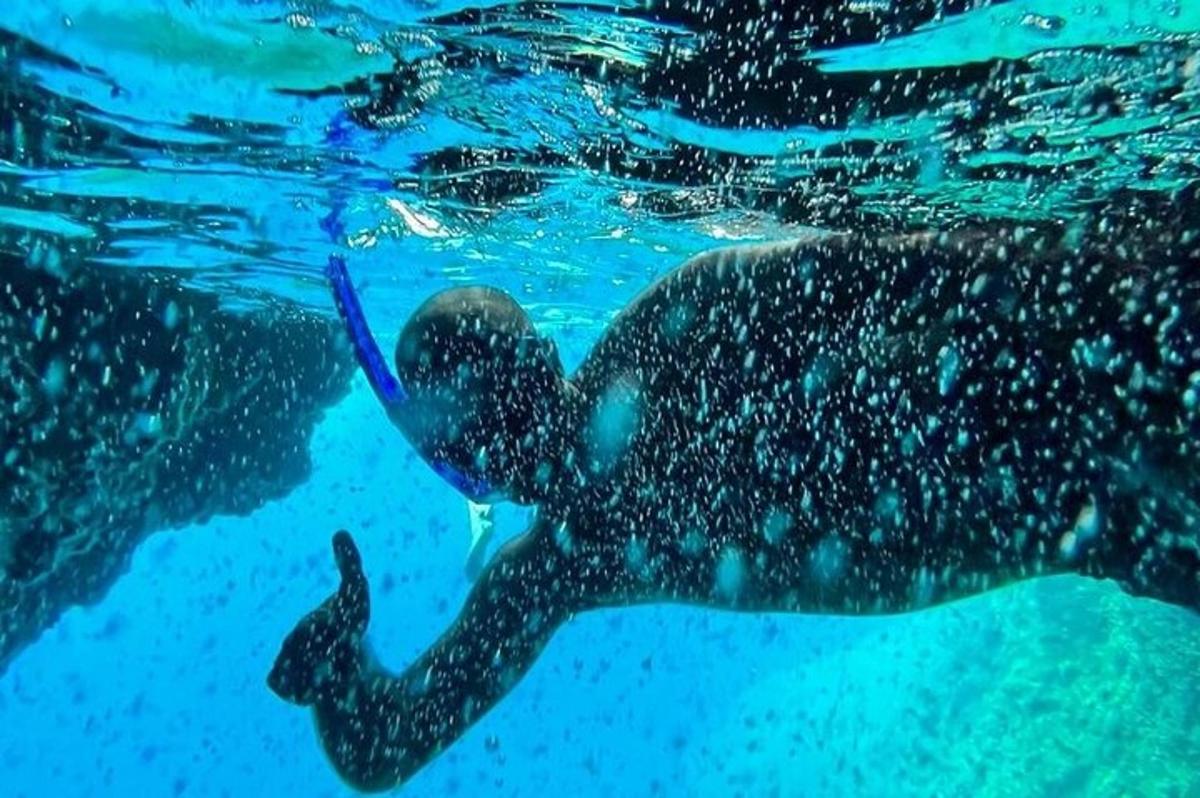 seseorang berenang di air di kolam renang