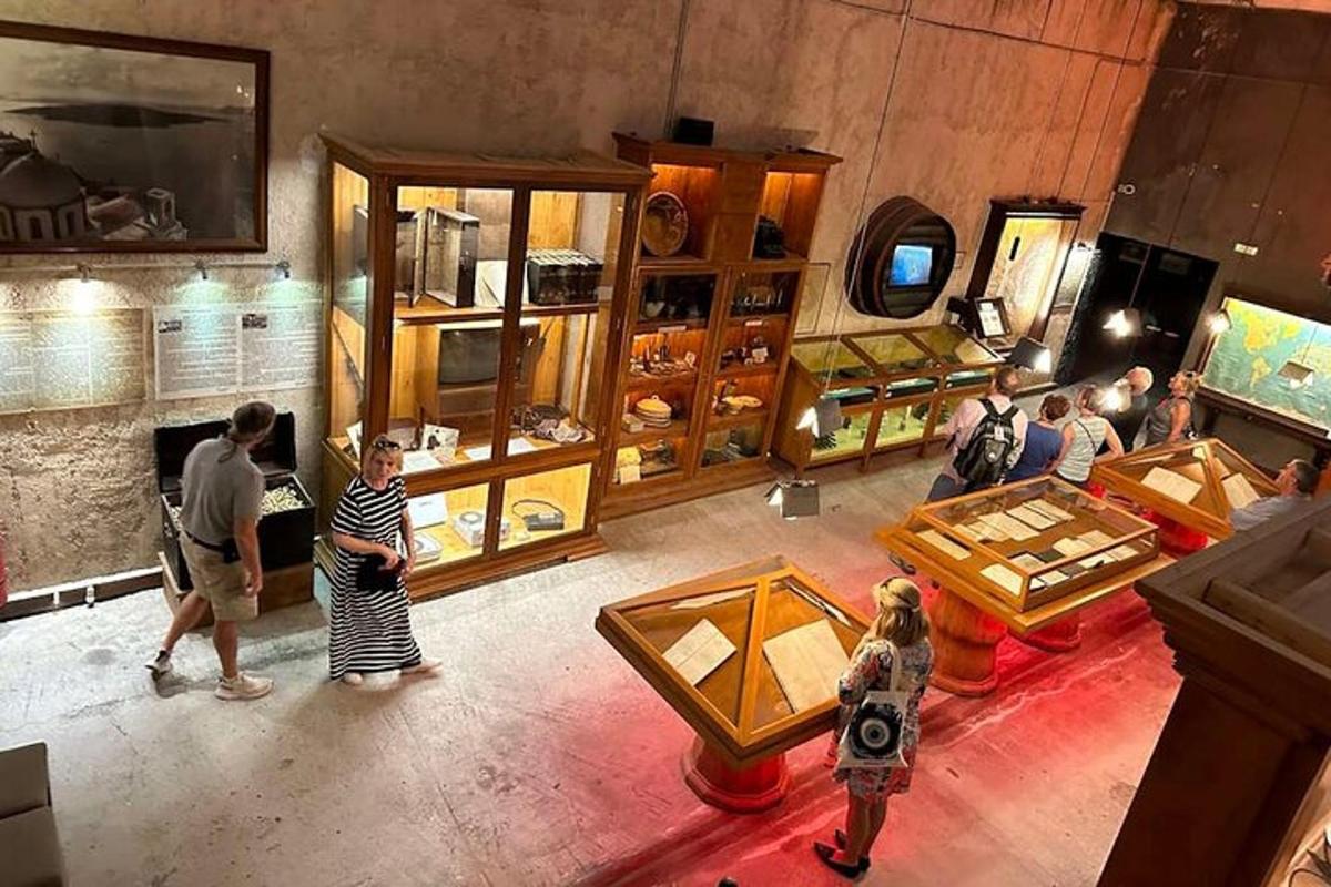 一群人在博物馆参观展品
