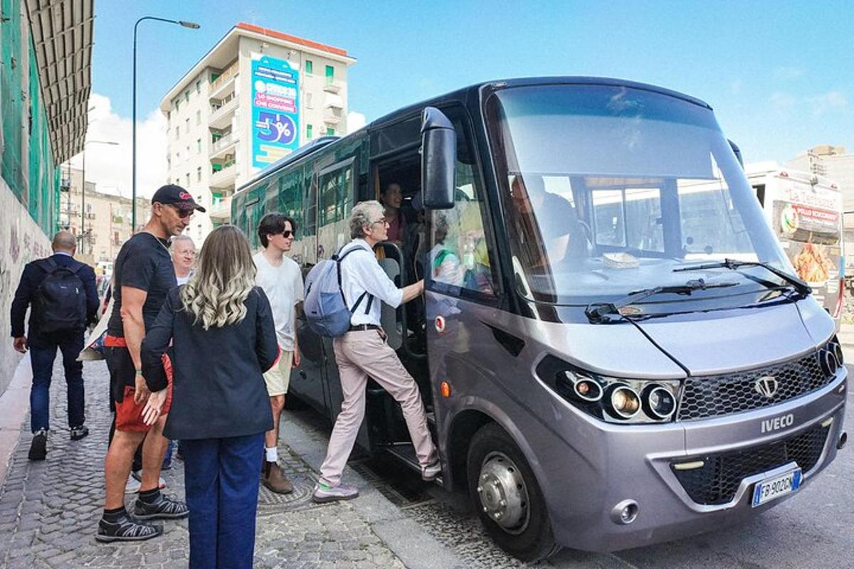 cilvēku grupa, kas iekāpj autobusā