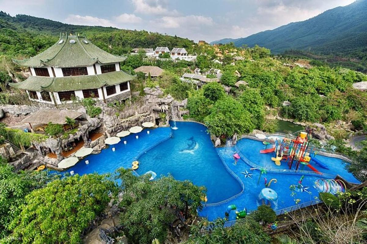 Letecký pohled na aquapark s tobogánem