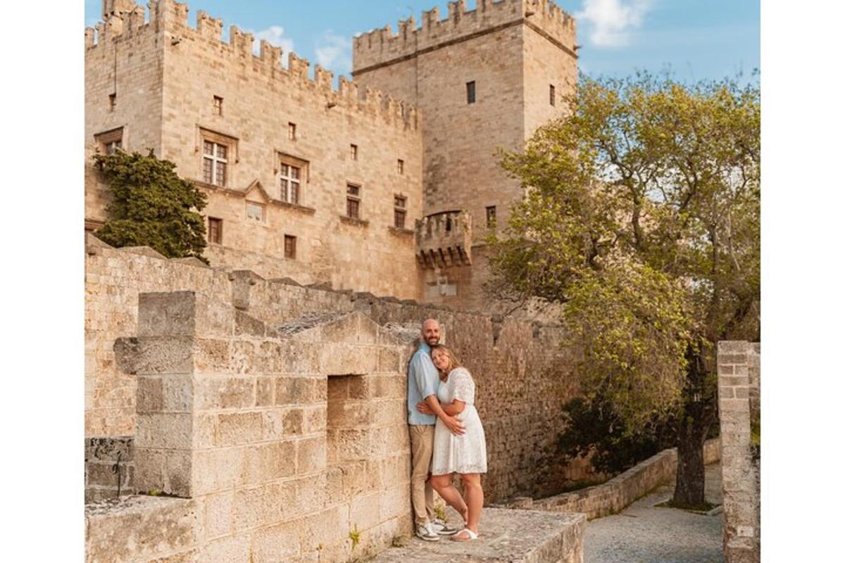 um homem e uma mulher em pé em frente a um castelo