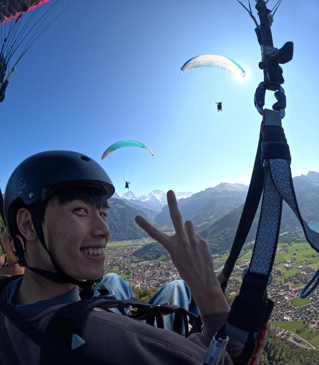 Un hombre con casco está volando en paracaídas.