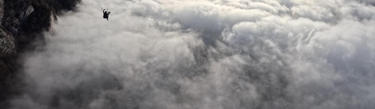 un avión volando en el cielo por encima de las nubes