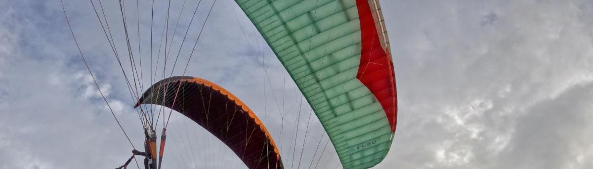 Una cometa colorida está volando en el cielo