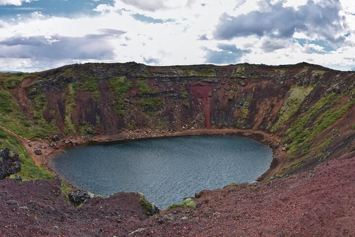 isang malaking bunganga sa gilid ng bundok