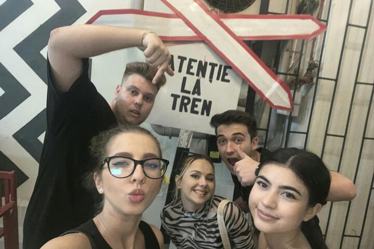skupina lidí stojící před cedulí