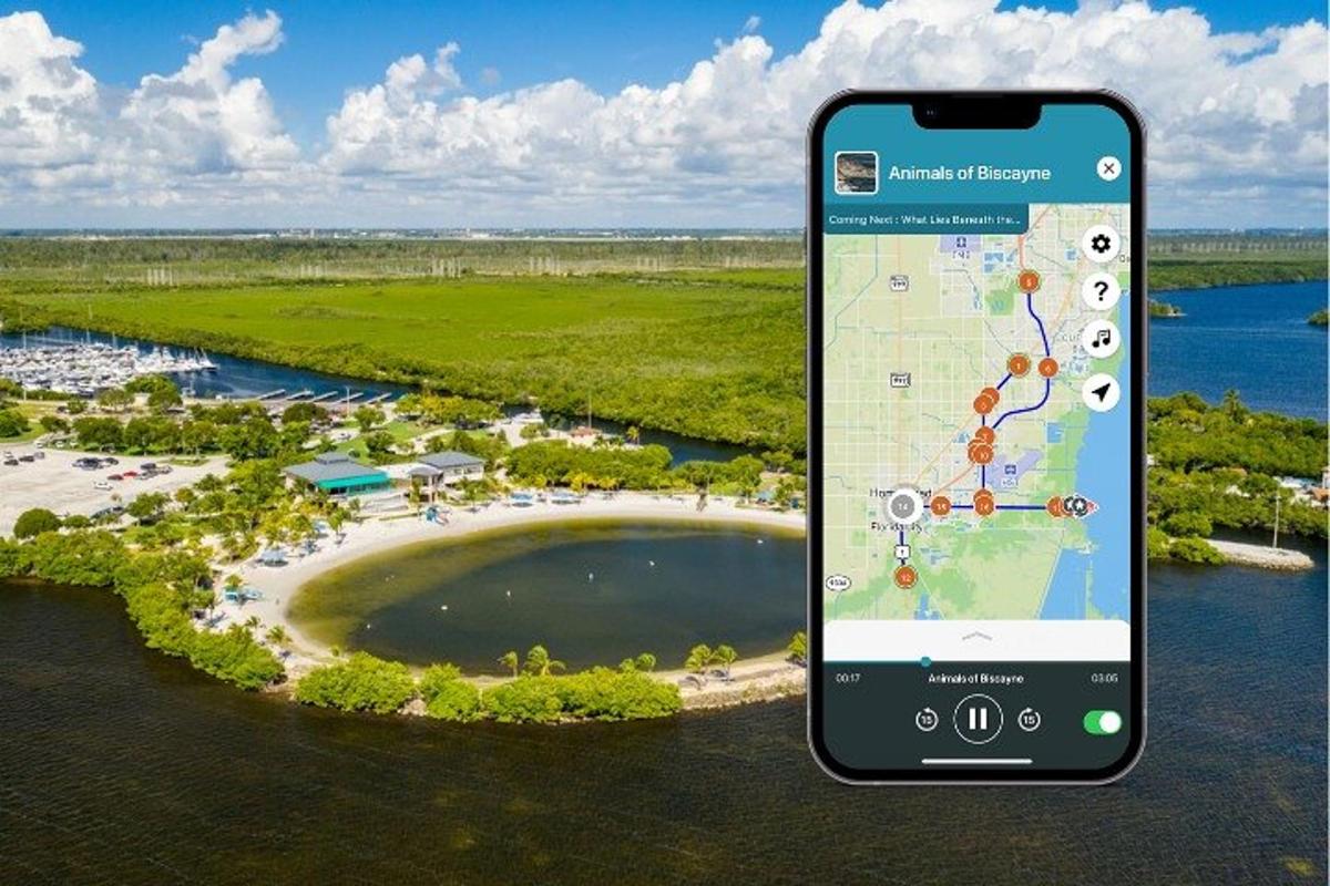 un teléfono móvil con un mapa de un complejo turístico