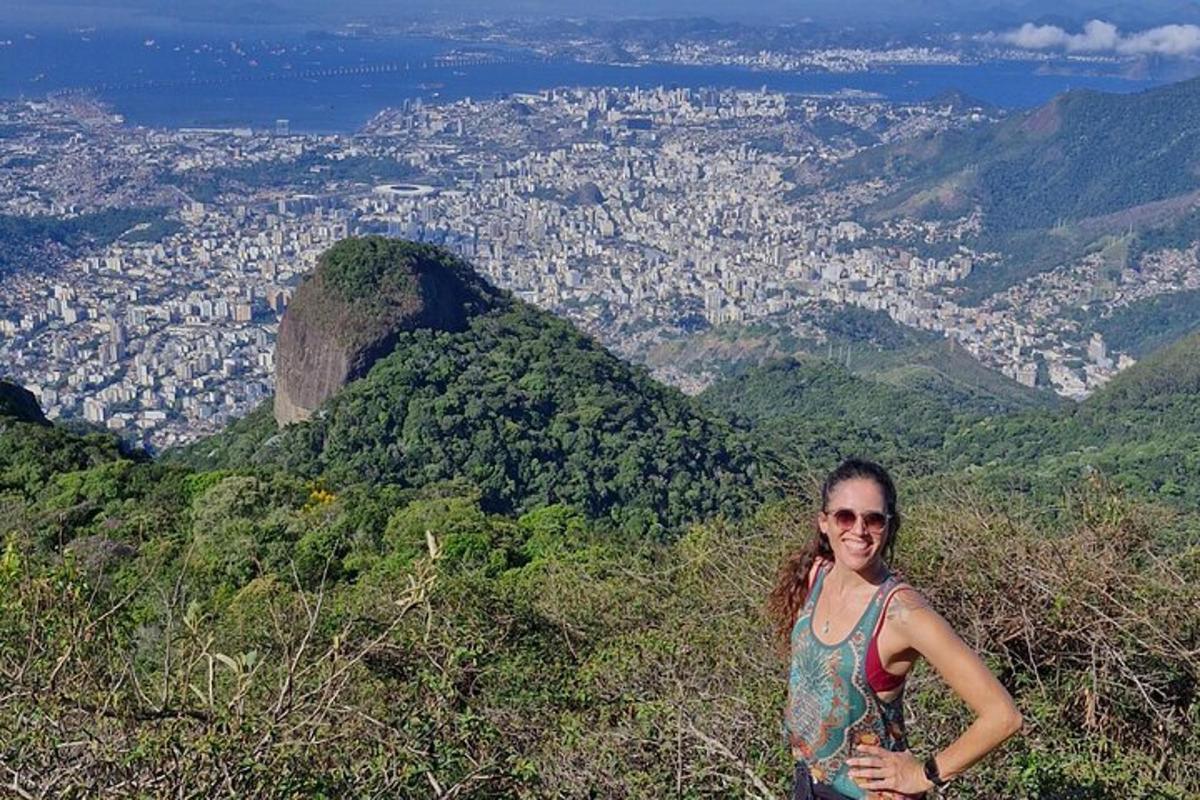 una donna in piedi sulla cima di una montagna