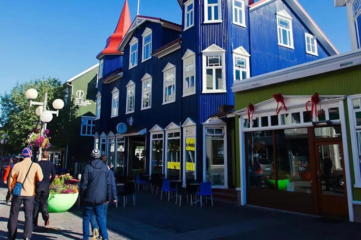 grupp inimesi, kes kõnnivad mööda sinisest hoonest